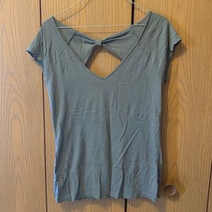 🌸 3/$20 Old Navy Gray Open Back Shirt
